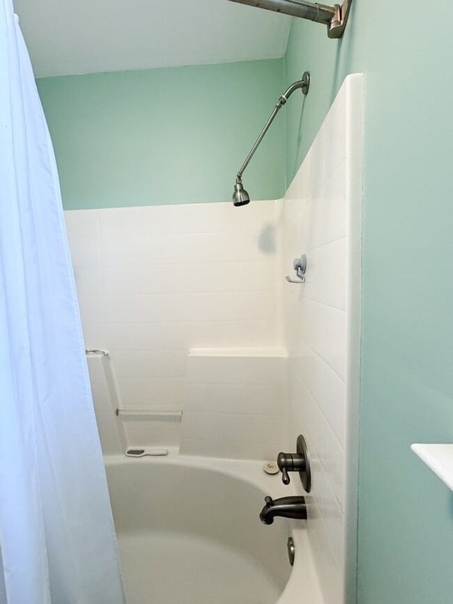 Building Photo - Spacious 3BR Home with Open Split Layout, Fenced Yard & Covered Front Porch