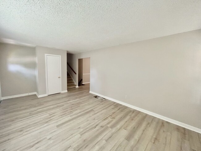 Building Photo - THREE BEDROOM/TWO BATH SPACIOUS HOME - CON...