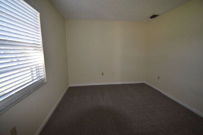 Building Photo - APOPKA: 3 bed/2 bath POOL HOME - AVAILABLE AUGUST 17th!