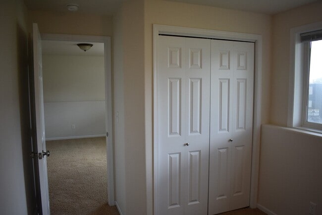 Building Photo - 907 30th Ave W