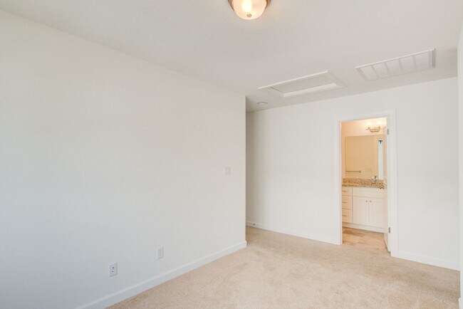 Building Photo - Like New End Unit Condo, 3 Bed 2.5 Bath