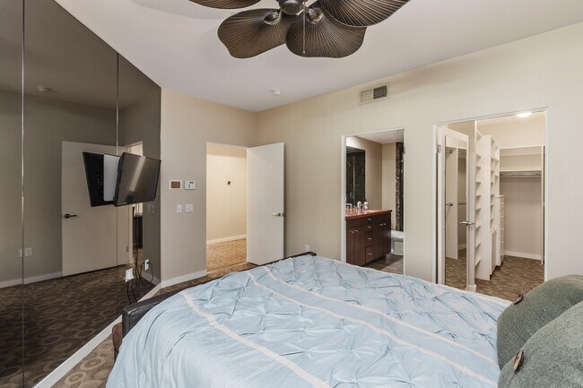 Building Photo - 780 E Palm Canyon Dr