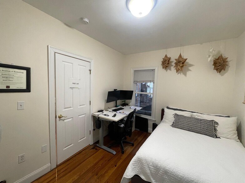 Building Photo - 13 Hall St