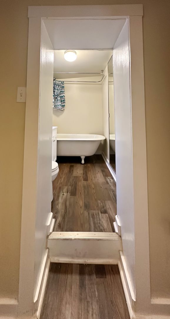 Building Photo - Bright 2 Bed 1 Bath Townhome w/ Den in But...