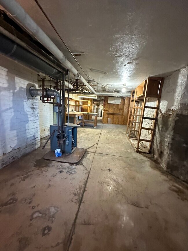 Building Photo - NORWOOD - Immaculate 1 bed efficiency unit on top floor of 4 family