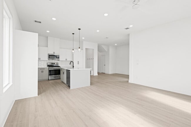 Building Photo - 9602 Valeca Dr