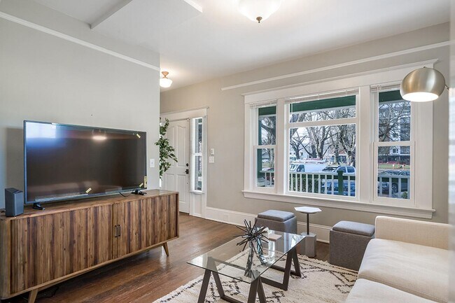 Building Photo - 5324 N Maryland Ave