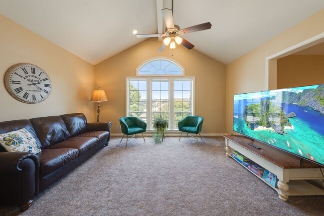 Building Photo - Luxury 4BR Home with Pool & Outdoor Kitche...