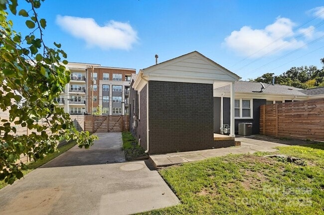 Building Photo - 316 Hollis Rd
