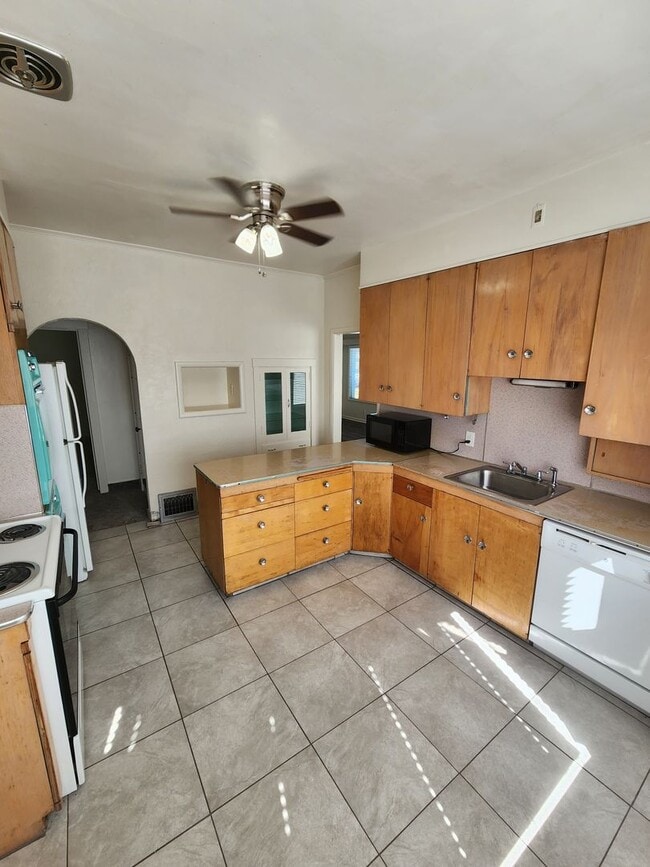 Building Photo - Three Bedroom Home; 1,800 sq ft, 2 car Garage