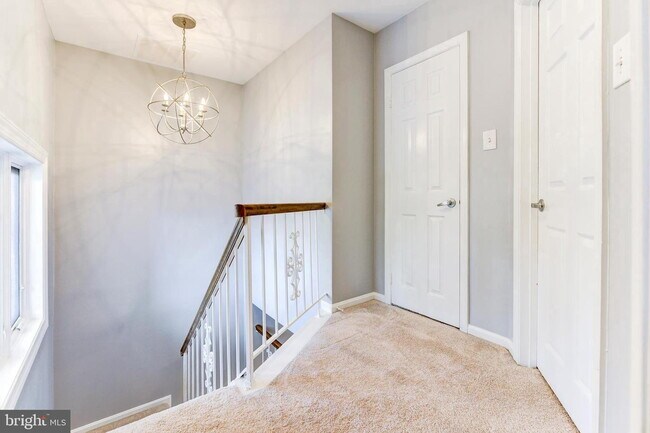 Building Photo - Elegant Arlington Residence with Comfortable Living and Ideal Location