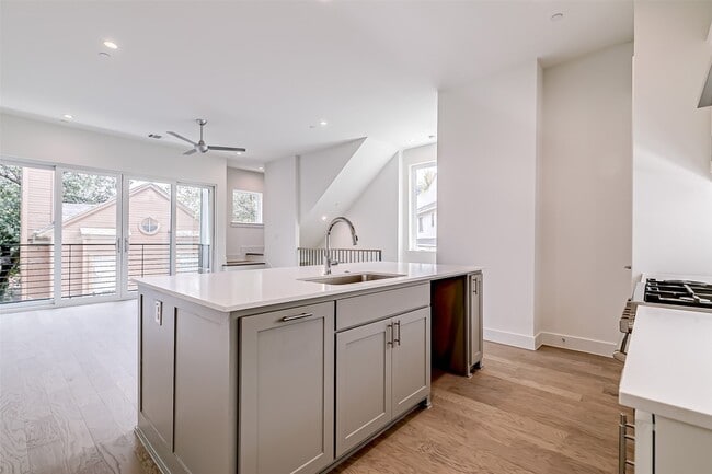 Building Photo - 6028 Lewis St