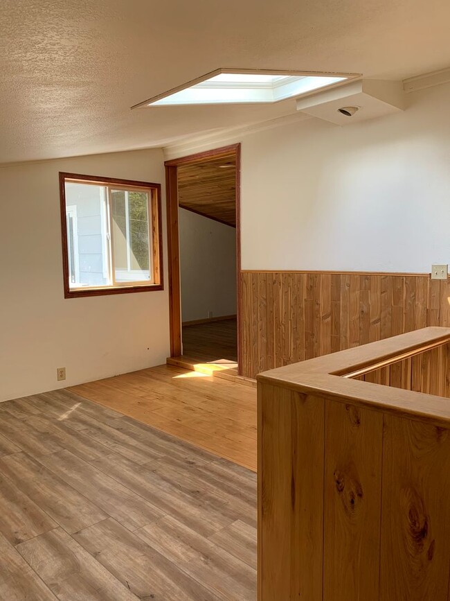 Building Photo - Remodeled 3 bedroom 1.5 bath house located...