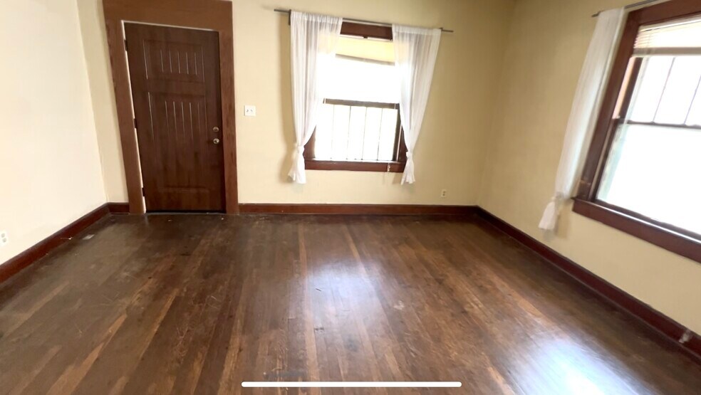 Building Photo - 315 E Smith Ave