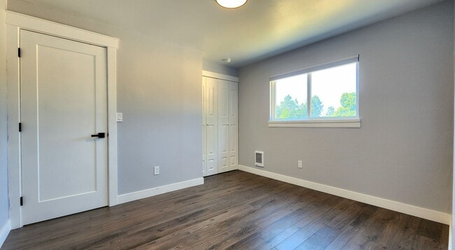Building Photo - 3 Bedroom Home in North Marysville - $500 ...