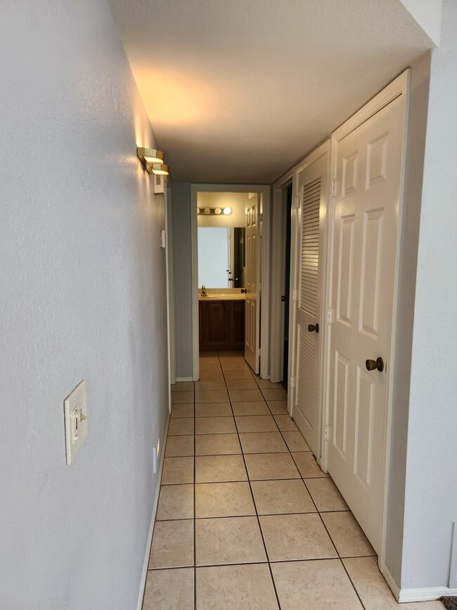 Building Photo - 3 Bedroom Patio Home in Joshua Village Nea...