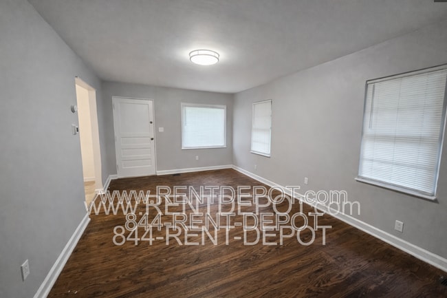 Building Photo - 1528 SE Riverside Dr