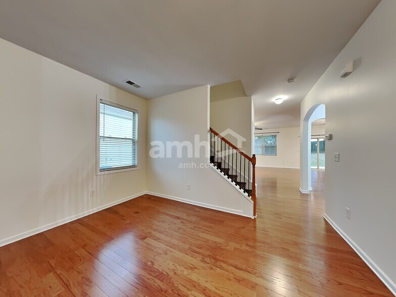 Building Photo - 17 Phaeton Ave