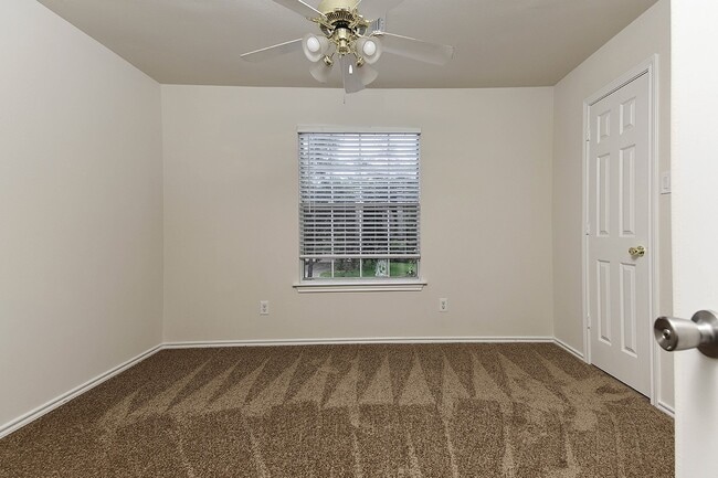 Building Photo - 102 Blue Creek Pl