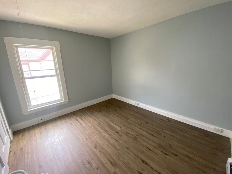 Building Photo - 215 Main St