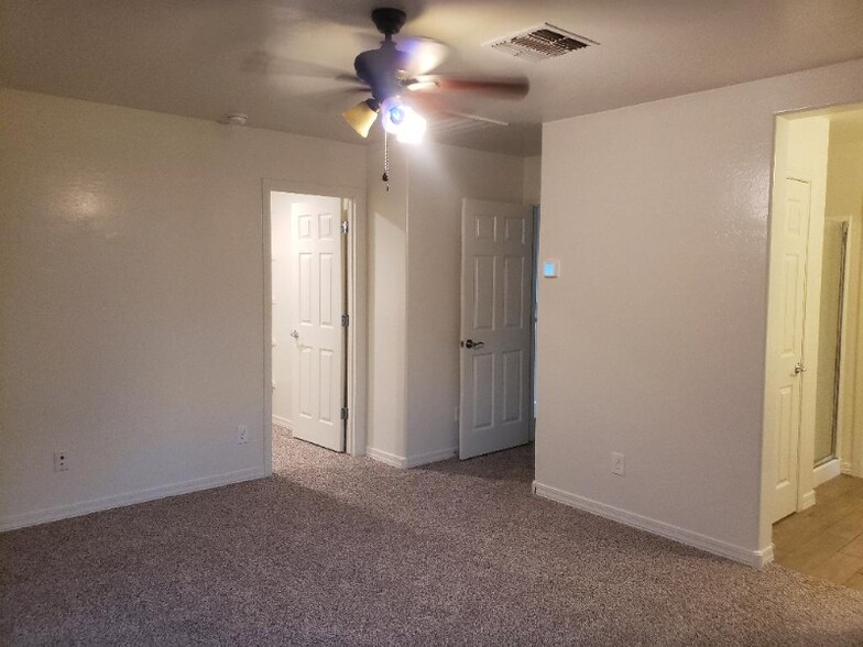 Building Photo - 5750 W Raymond St