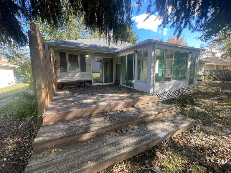 Building Photo - 317 S Market St