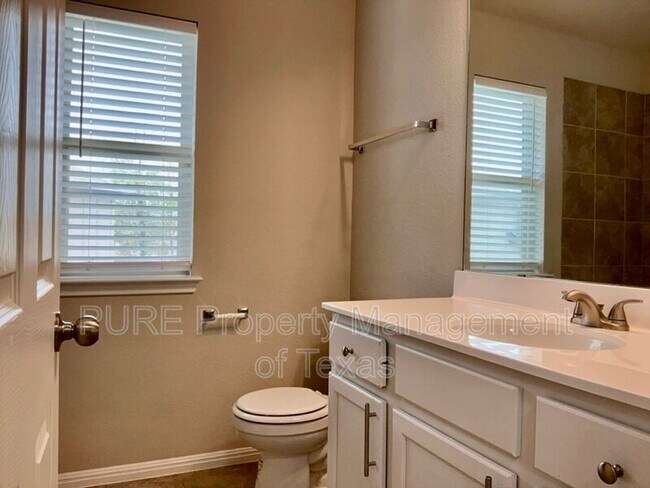 Building Photo - 120 Cloyce Ct