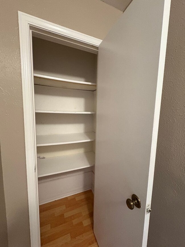 Building Photo - Huge 2 bedroom/2.5 bathroom Townhouse with...