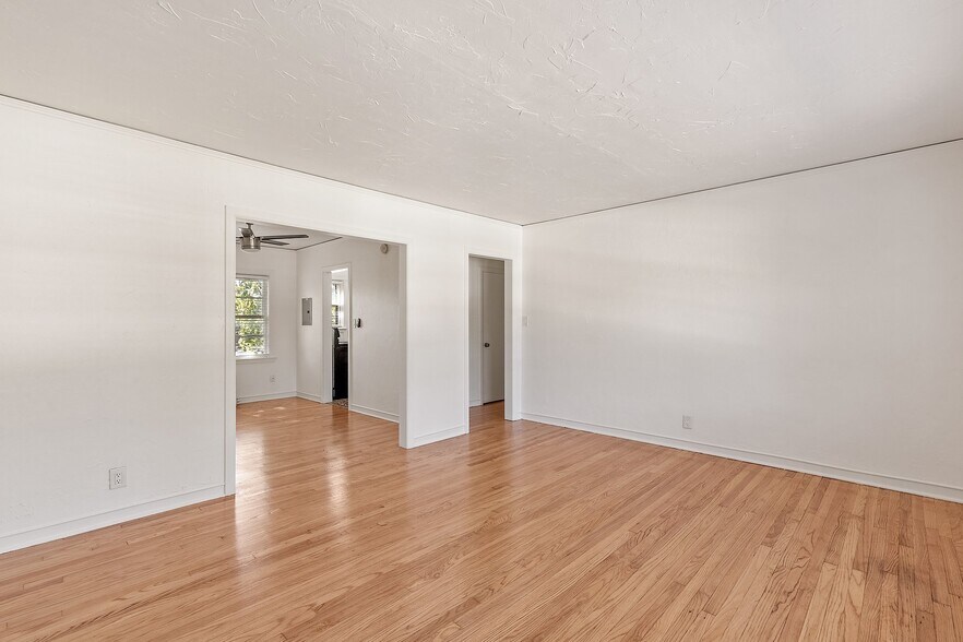 Building Photo - 1520 E 17th St