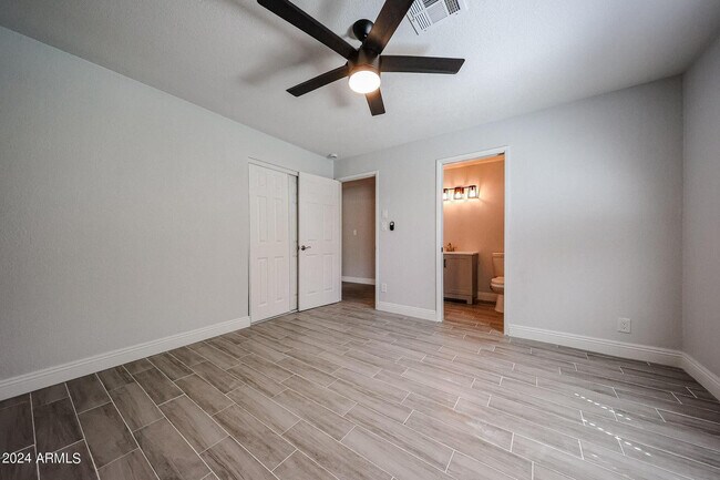 Building Photo - 11207 S Iroquois Dr