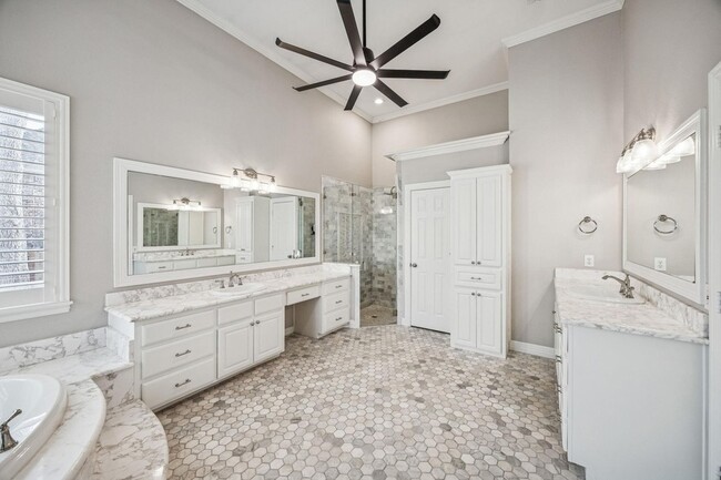 Building Photo - 2900 Creekview Dr