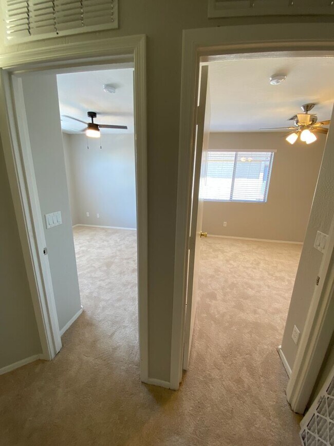 Building Photo - 4 Bedroom, 3 bath, two story with loft in ...