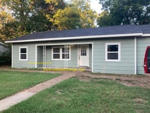 Building Photo - Single-Family Home: 3 bed, 2 bath