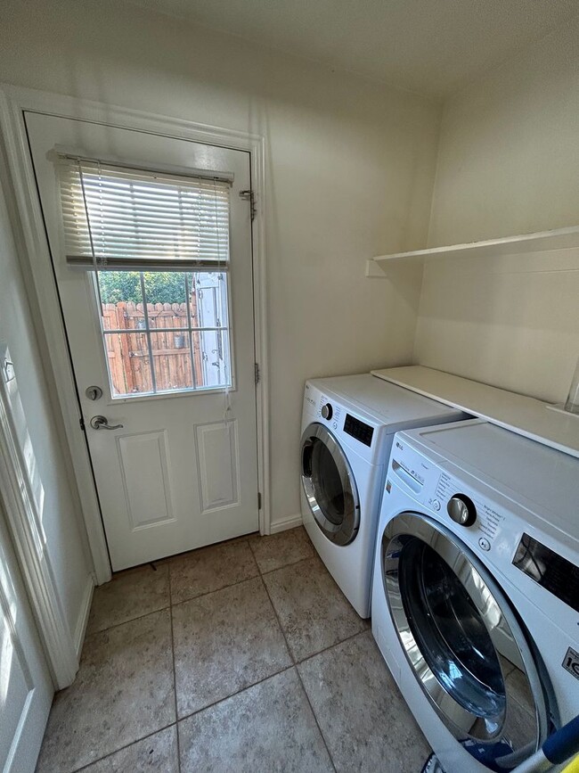 Building Photo - 3 Bedroom 2 Bathroom Townhouse in Midway U...
