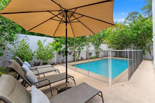 Building Photo - 2721 SW 22nd Ave