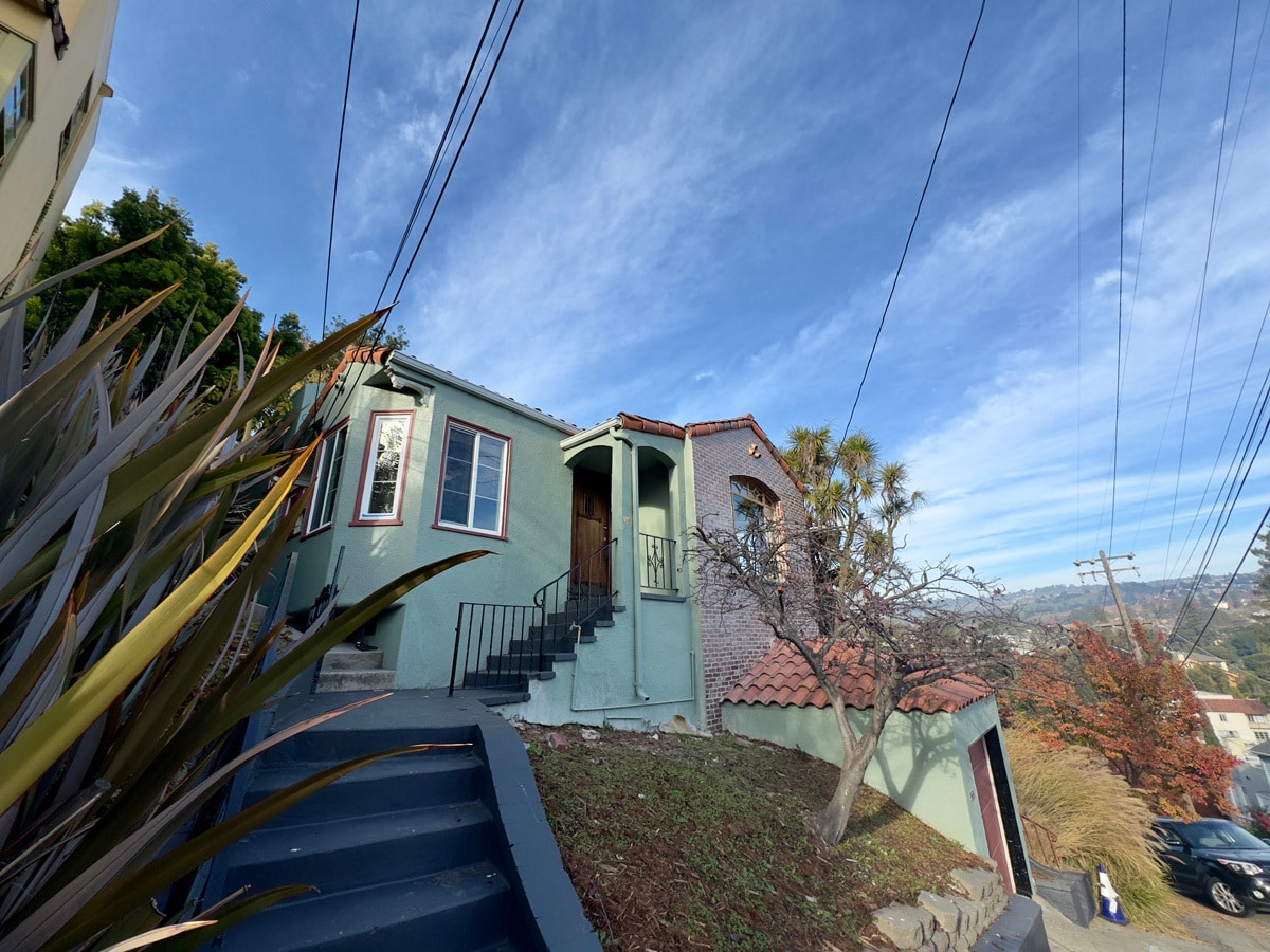 Building Photo - 645 Jean St