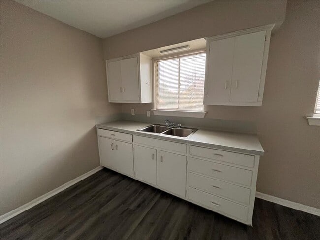 Building Photo - 3106 Duval St