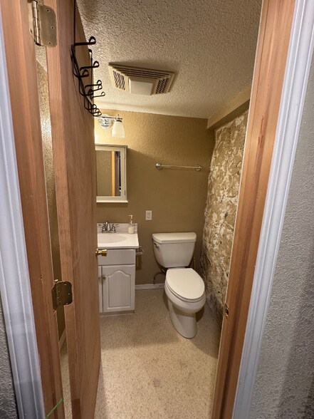 Building Photo - 615 W Waverly Pl