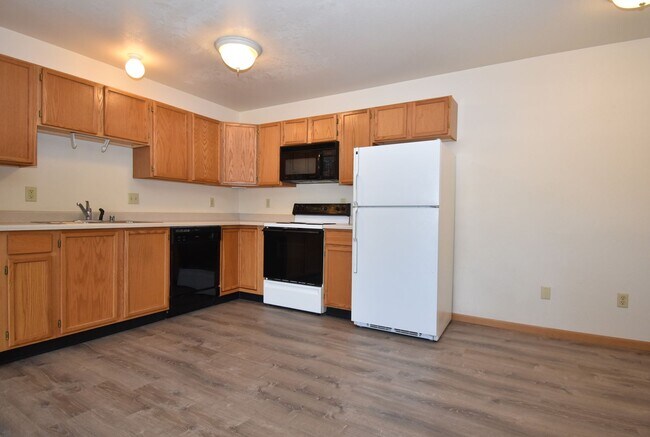Building Photo - Beautiful 2 bedroom apartment with attached garage!