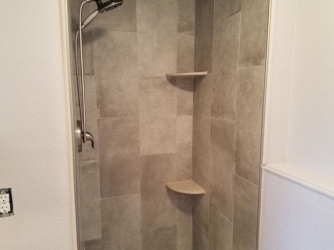 Building Photo - House For Lease