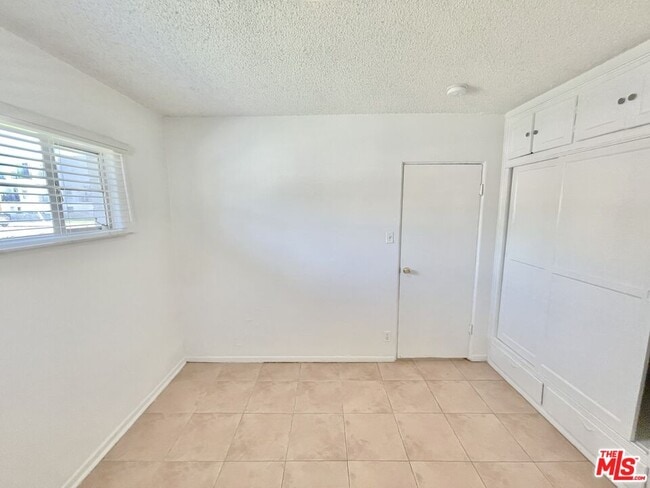 Building Photo - 11238 Oxnard St