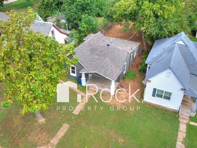 Building Photo - Updated Cozy 2 Bed 1 Bath Home in Guthrie ...