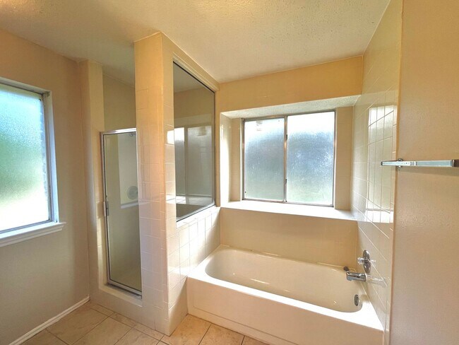 Building Photo - CUTE 3 BEDROOM HOME ON CUL-DE-SAC WITH LARGE BACK YARD*FRESH INTERIOR PAINT*2 CAR GARAGE*FIREPLAC...