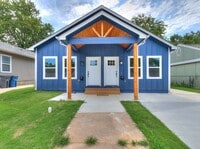 Building Photo - Cute as can be duplex in desirable Heights.