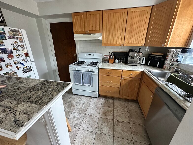 Building Photo - 2311 Central St