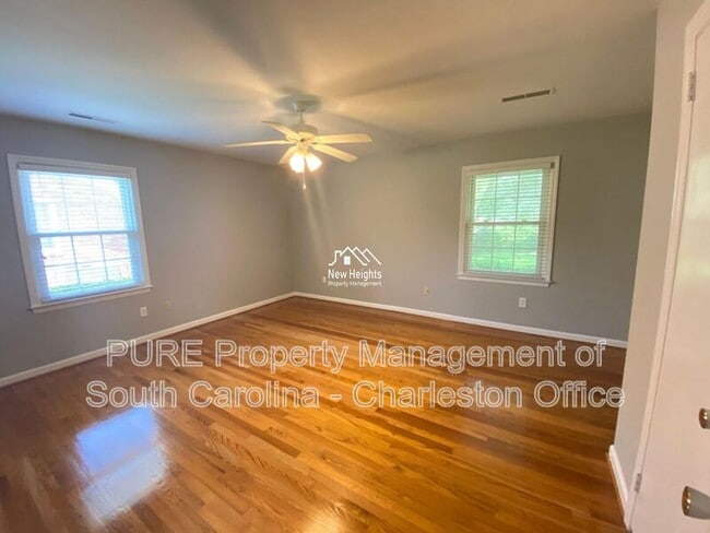 Building Photo - 14 Lampton Rd