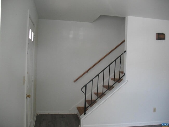 Building Photo - 270 Albert Ct