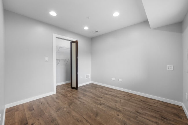 Building Photo - 780 E Golfview Dr