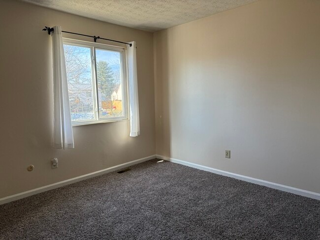 Building Photo - Charming 3 bed, 1.5 bath home!