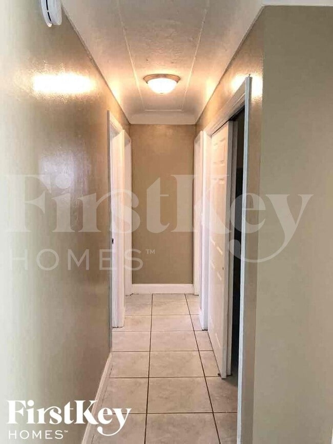 Building Photo - 2840 SW 2nd Ct